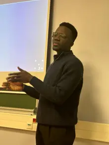 Banconlé AKOBI prenant la parole devant sa promotion à l'INSA (1)
